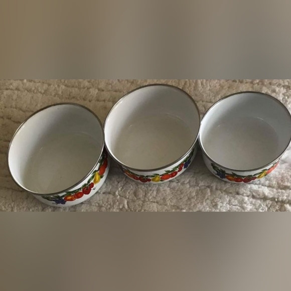 Vintage Kobe Enamel Mixing Bowl with Metal Rim, Set of 3, round, various sizes. - Picture 2 of 4